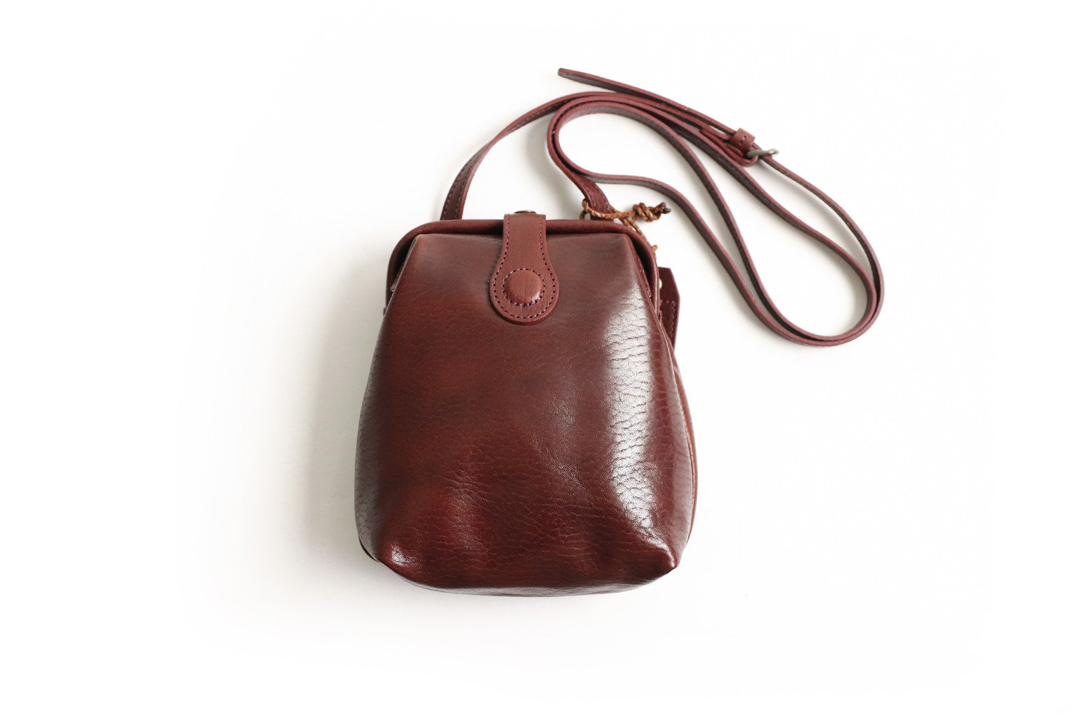 Atelier nuu / Lezza botanica vino Dulles pochette made of sustainable leather dyed with wine residue 