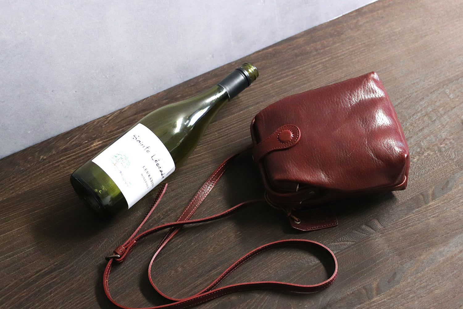 Atelier nuu / Lezza botanica vino Dulles pochette made of sustainable leather dyed with wine residue 