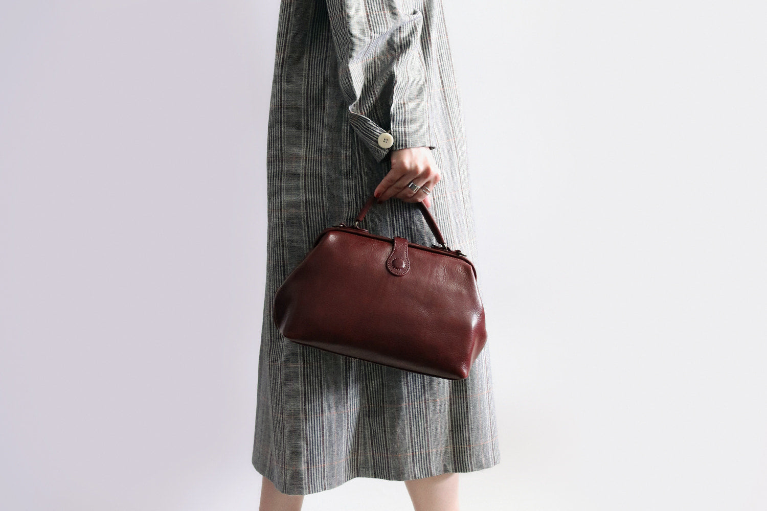Atelier nuu / Lezza botanica vino 2-way mini Dulles bag made of sustainable leather dyed with wine residue 