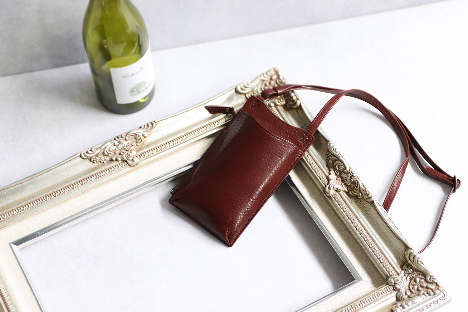 Atelier nuu / Lezza botanica vino Sustainable leather smartphone pouch dyed with wine residue 