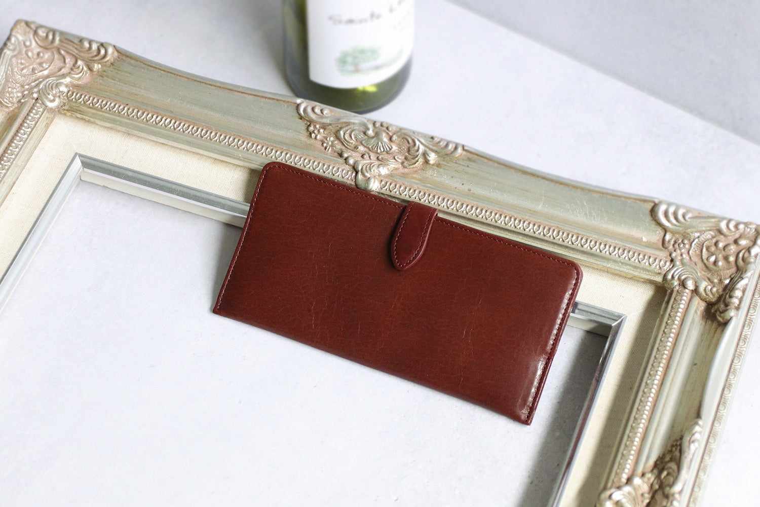 Atelier nuu / Lezza botanica vino Smart long wallet made of sustainable leather dyed with wine residue 