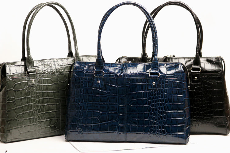 LILY / CROPBusiness-friendly B4 lightweight tote made of unevenly dyed crocodile-embossed leather with a luxurious feel