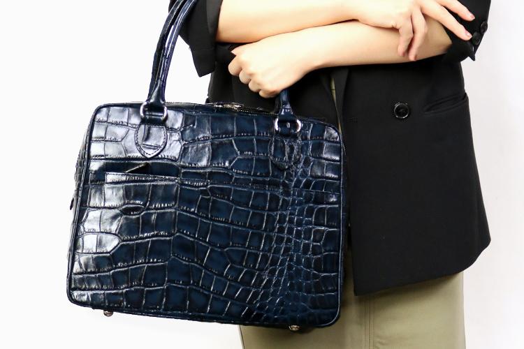 LILY / CROP Business-ready A4 lightweight tote made of unevenly dyed crocodile embossed leather with a luxurious feel