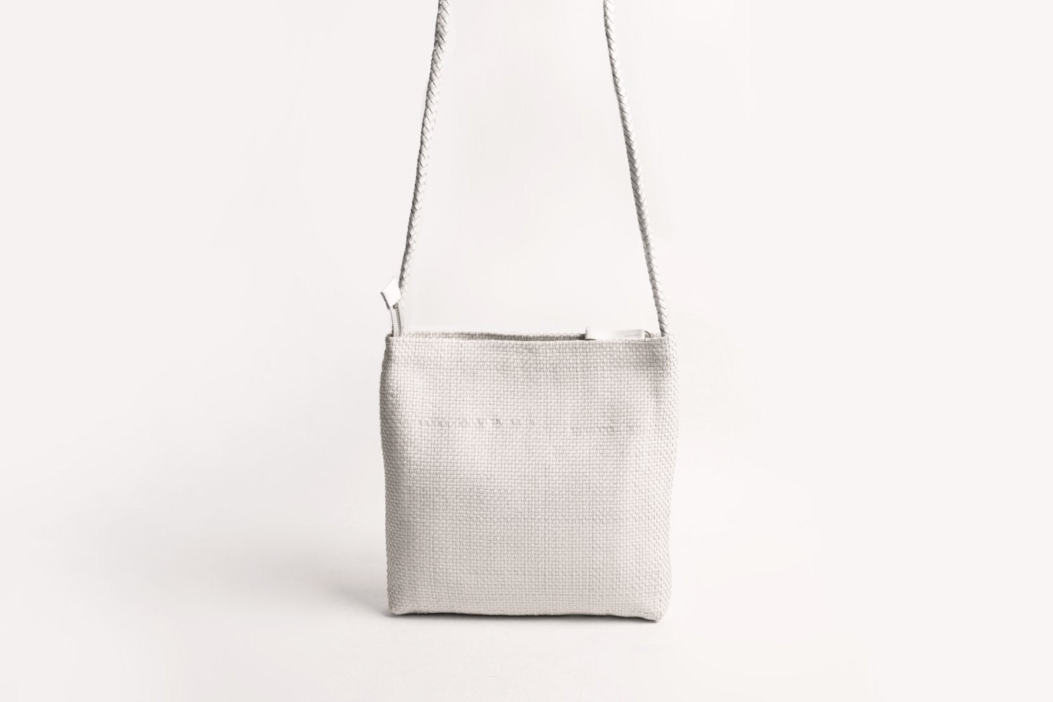 ARUKAN AMU's all-over mesh series. Sleek goat leather shoulder bag