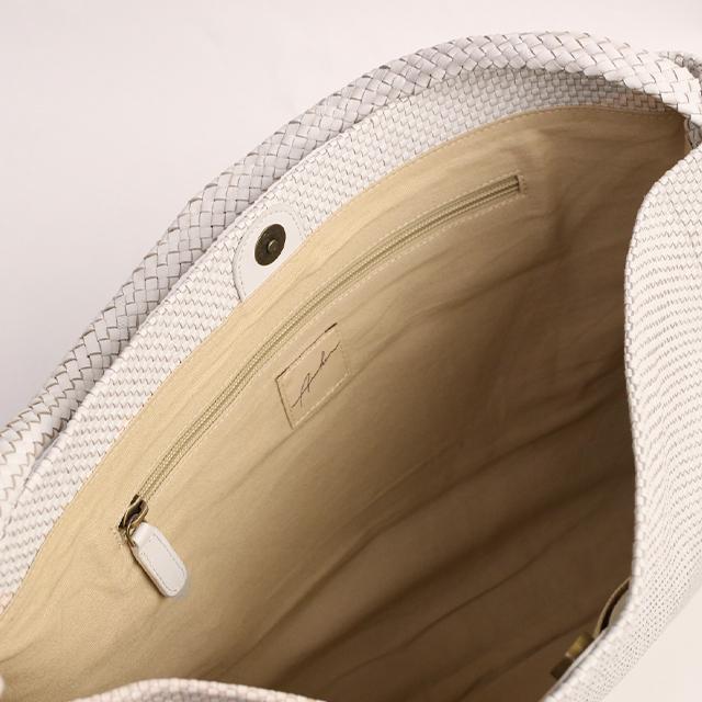 ARUKAN AMU's all-over mesh series. Sleek goat leather tote bag